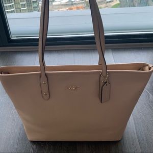Authentic Coach. Classic leather tote.